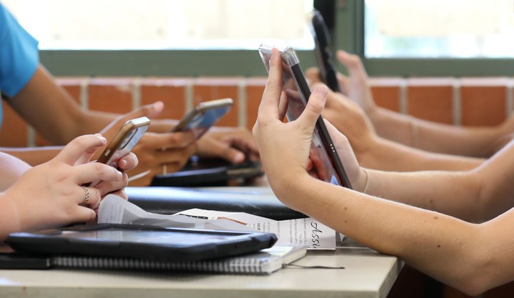 Un pacto escolar en Mendoza busca retrasar el uso del celular y las redes sociales en la infancia | Actualidad