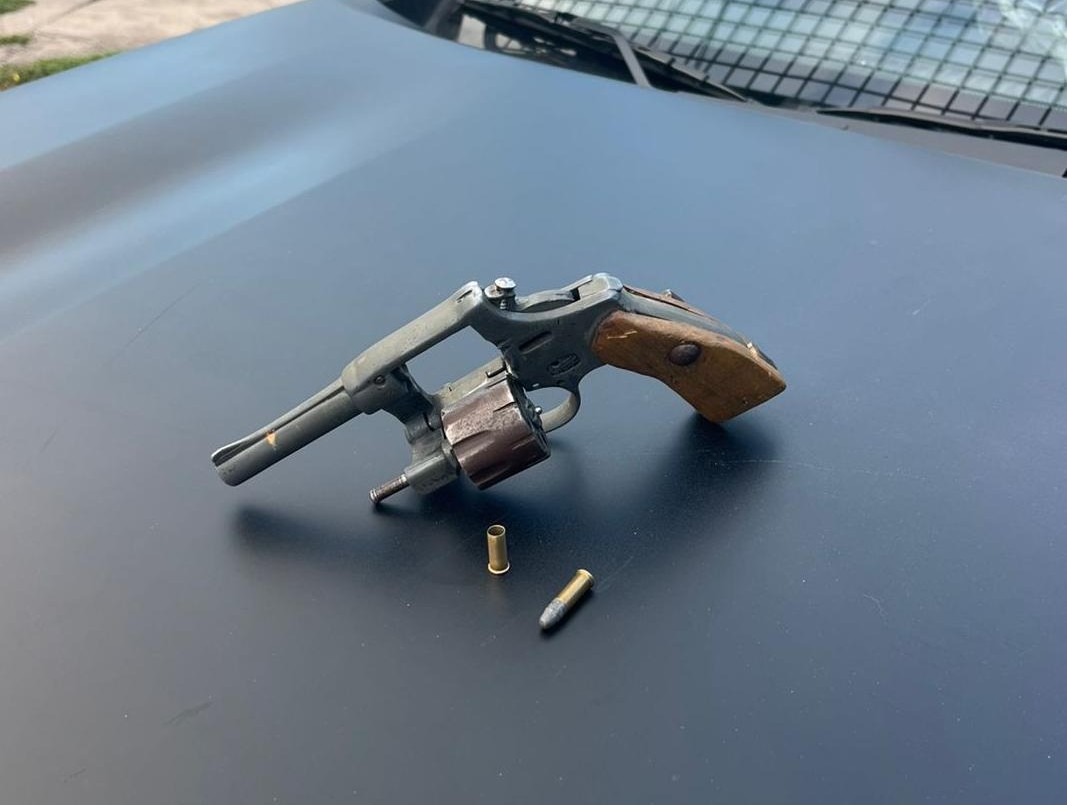 Detuvieron a un hombre tras intentar huir de un control policial y arrojar un arma en la fuga | Córdoba