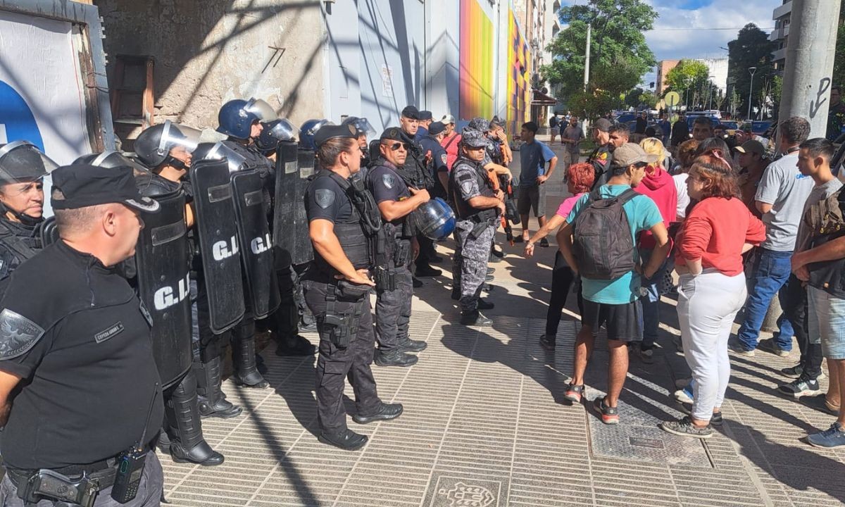 Tensión en el edificio abandonado de Córdoba: familias intentan recuperar sus pertenencias | Córdoba