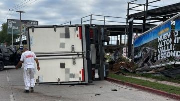 Choque entre un camión frigorífico y un auto en barrio Don Bosco | Córdoba