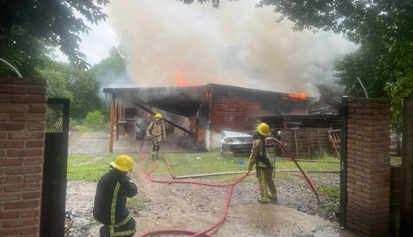Un rayo provocó un incendio en una cabaña de Cosquín y generó daños materiales | Córdoba