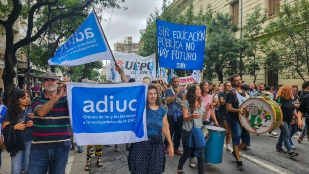 Docentes universitarios realizan una semana de paro en todo el país por reclamos salariales | Córdoba
