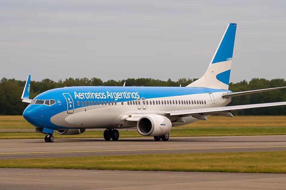 Suba del petróleo: las aerolíneas suman un recargo por combustible en los pasajes | Política y economía