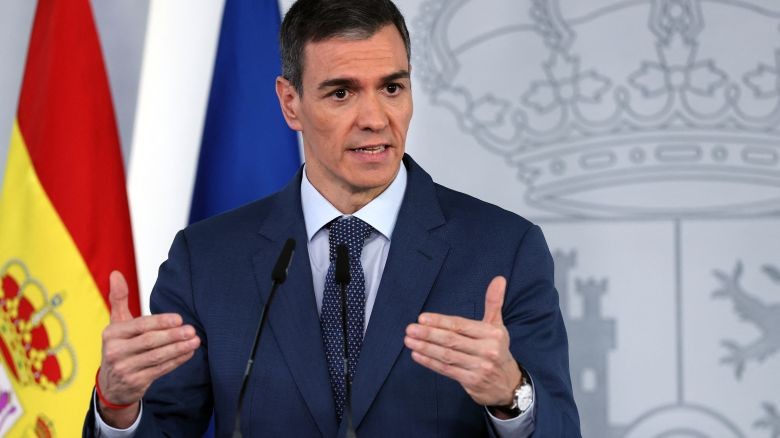 España lanza un paquete anticrisis: baja el IVA a los combustibles y veta despidos en empresas con ayudas | Internacionales