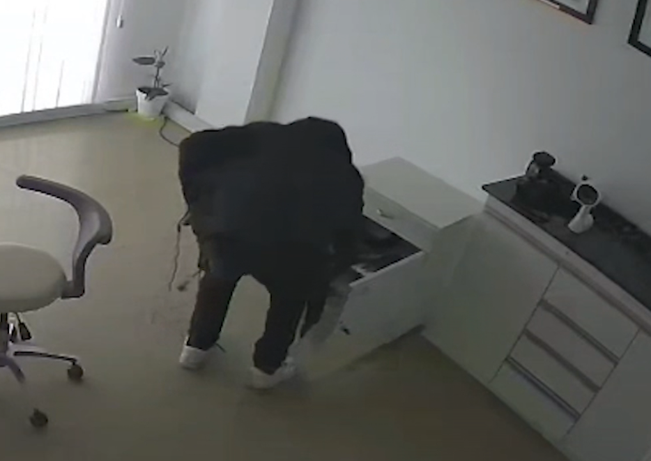 Robo exprés: en un minuto se llevaron equipos de un consultorio odontológico | Córdoba