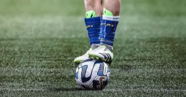 Nueva regla en el fútbol argentino: pararse sobre la pelota será sancionado con tarjeta amarilla | Deportes