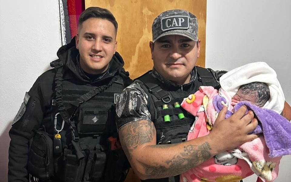 Emotivo operativo: policías ayudaron a una mujer a dar a luz en plena vía pública | Córdoba