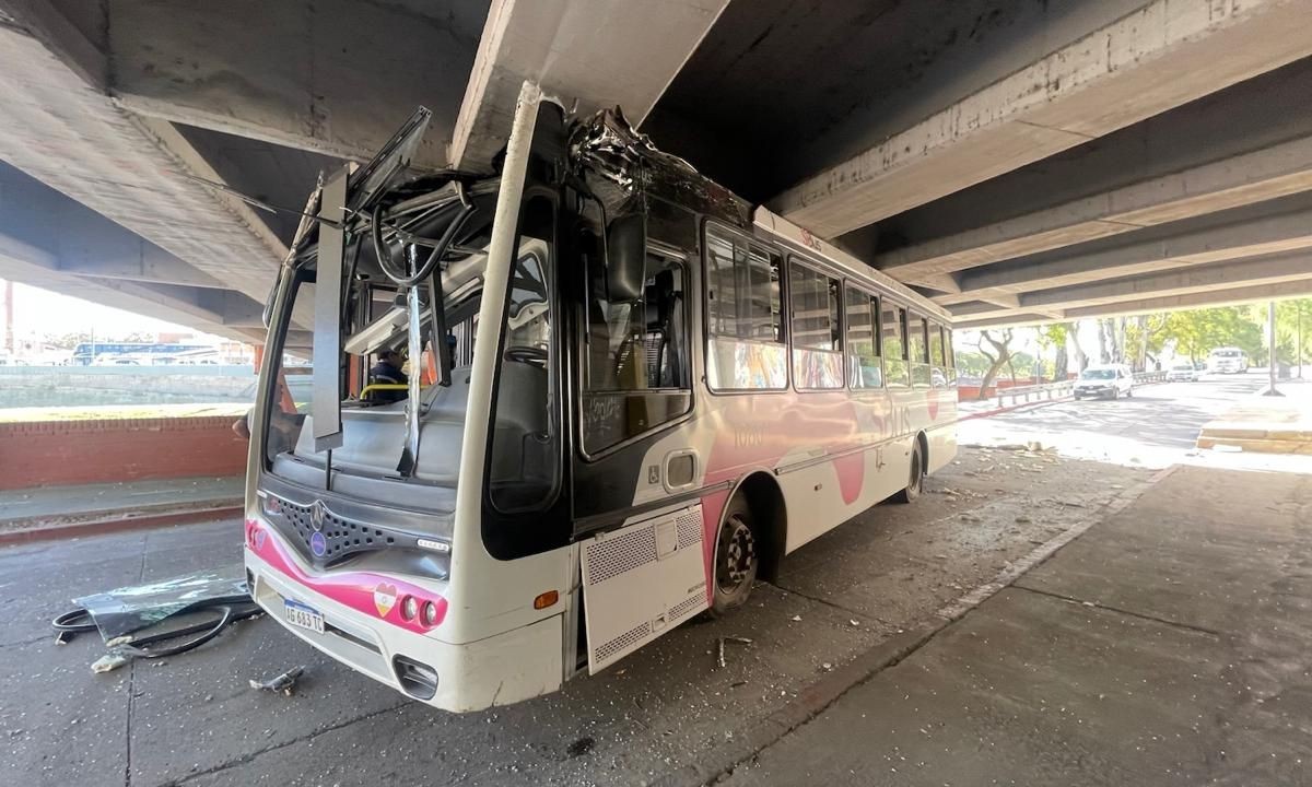 Un colectivo quedó atrapado bajo un puente de la Costanera y sufrió graves daños | Córdoba