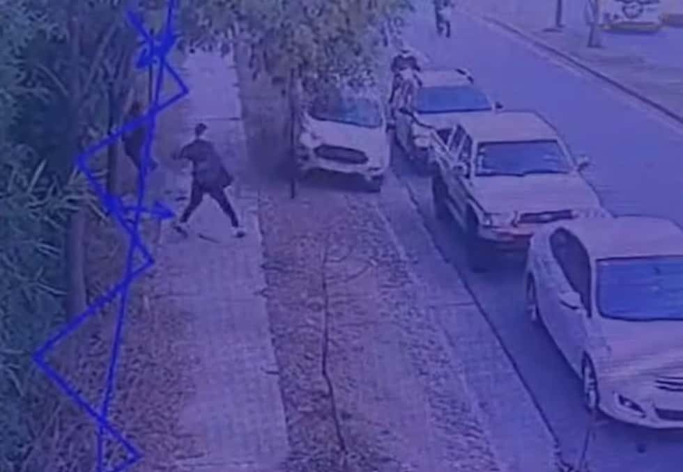 Perdió el control de su auto, subió a la vereda y casi atropella a varias personas | Córdoba