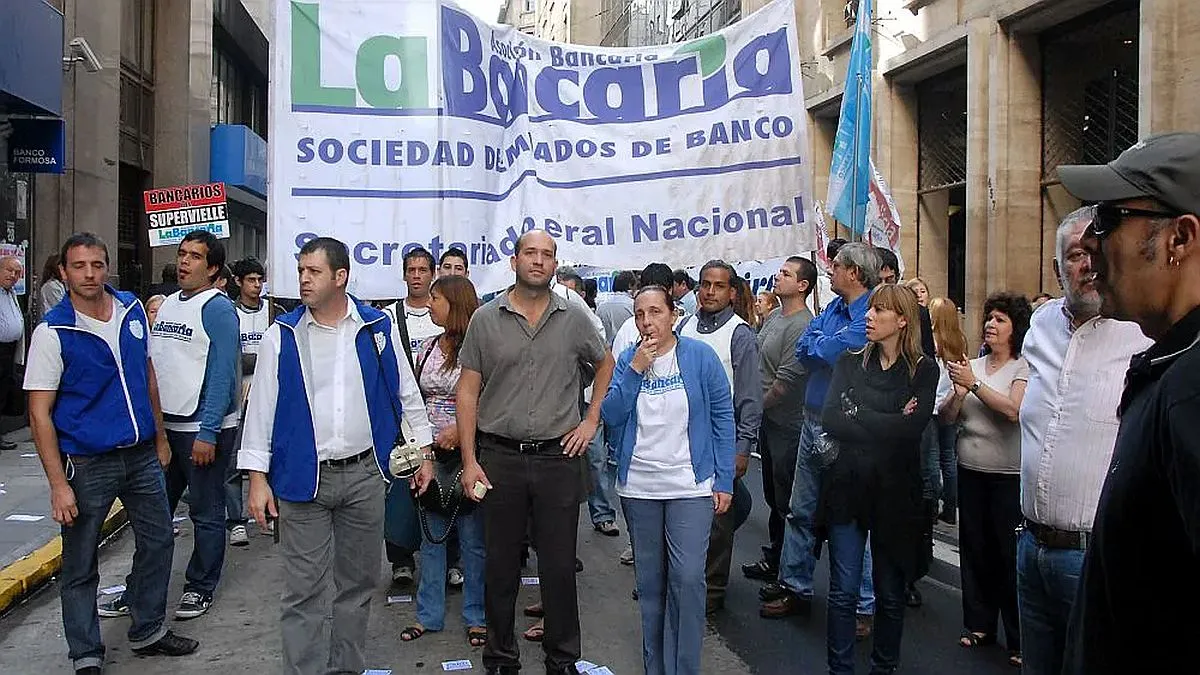 Acuerdo bancario: aumento del 3,4% y salario inicial supera los $2,2 millones | Política y economía