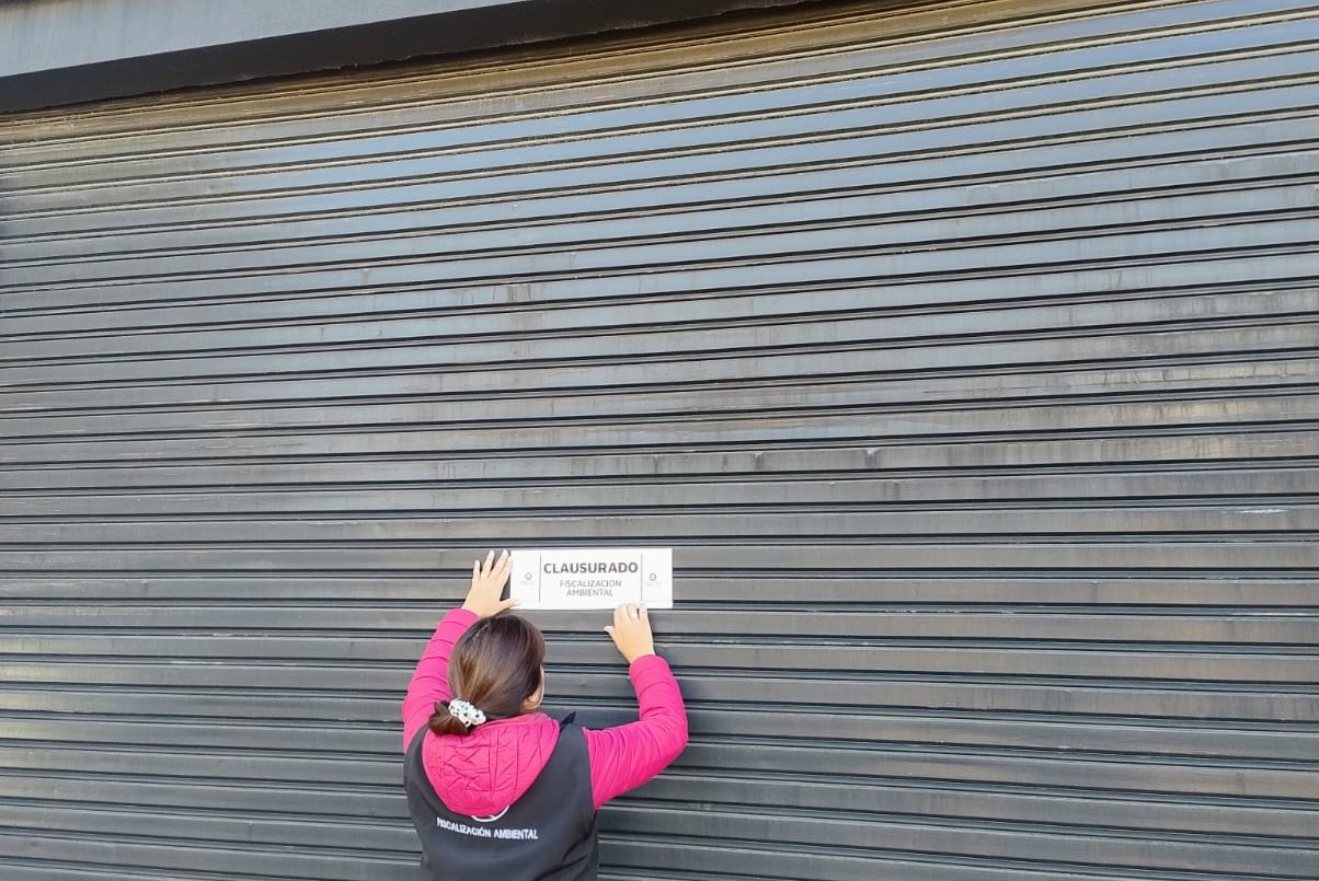 Clausuran una mueblería y una gomería por arrojar residuos en la vía pública en Alta Córdoba y en Villa Revol | Córdoba