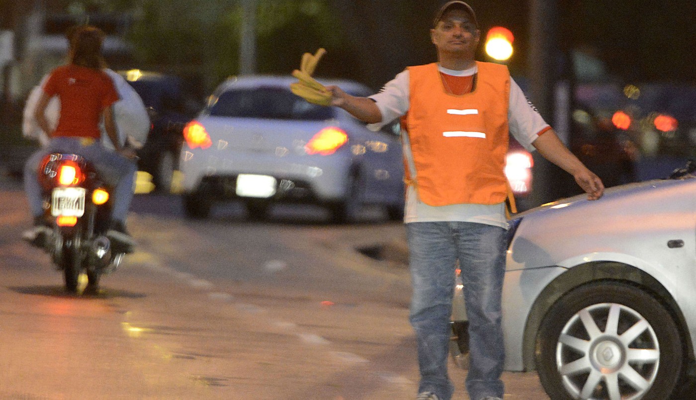 Promulgaron la ley que prohíbe cuidacoches ilegales y limpiavidrios en la provincia | Córdoba