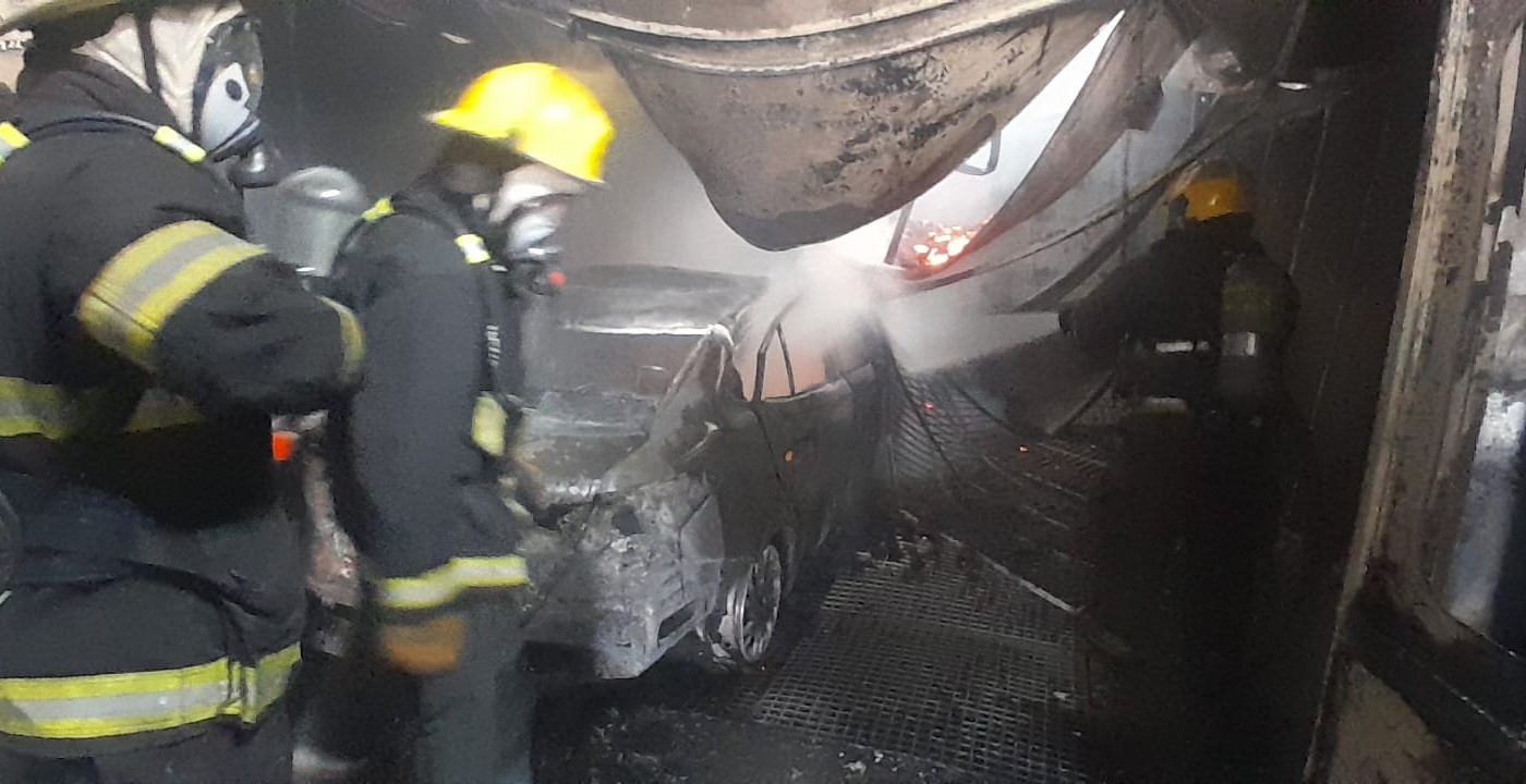 Incendio en taller de barrio Las Palmas: un auto quedó destruido y seis empleados asistidos | Córdoba