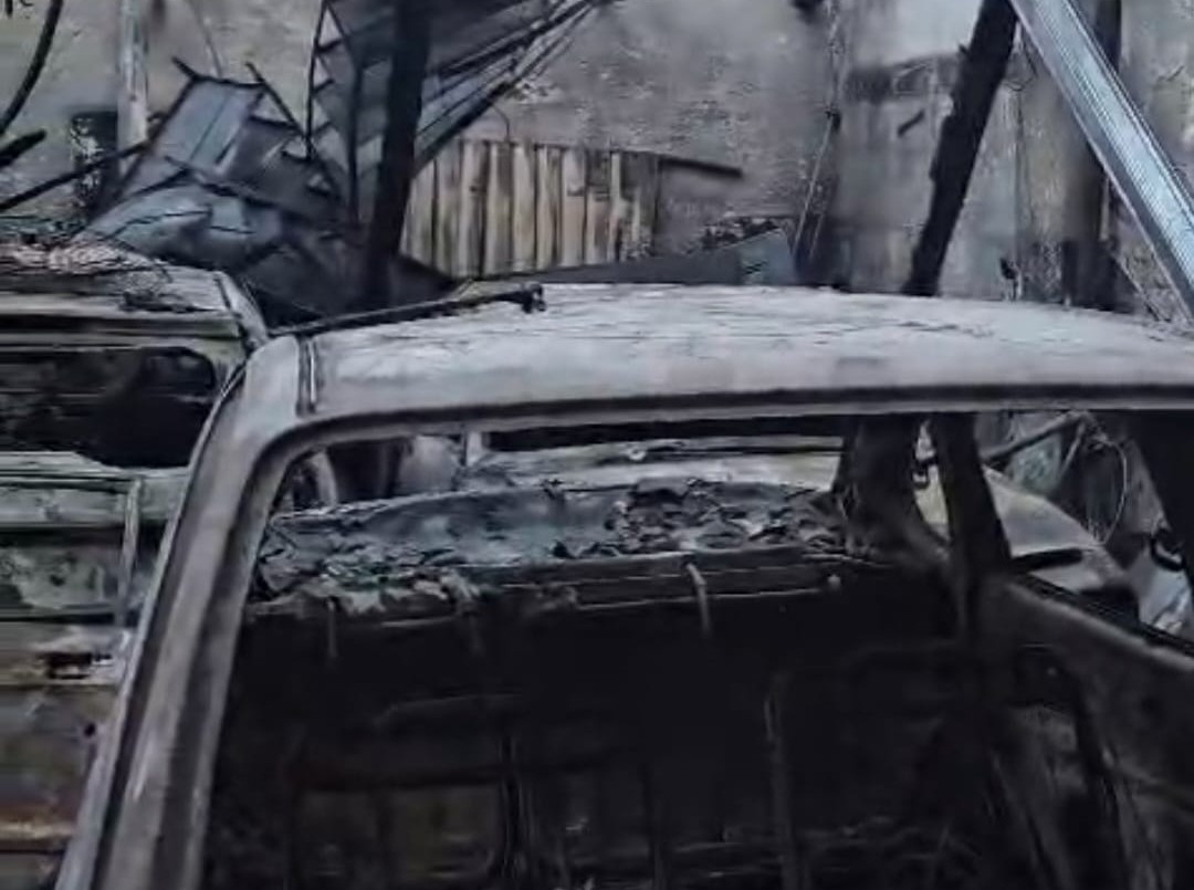 Barrio Pueyrredón: un voraz incendio destruyó un taller mecánico y consumió cinco vehículos | Córdoba