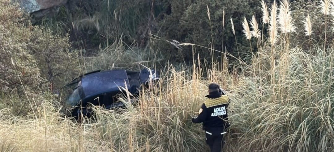 Altas Cumbres: mujer cayó con su auto por un precipicio de 30 metros y se salvó sola | Córdoba