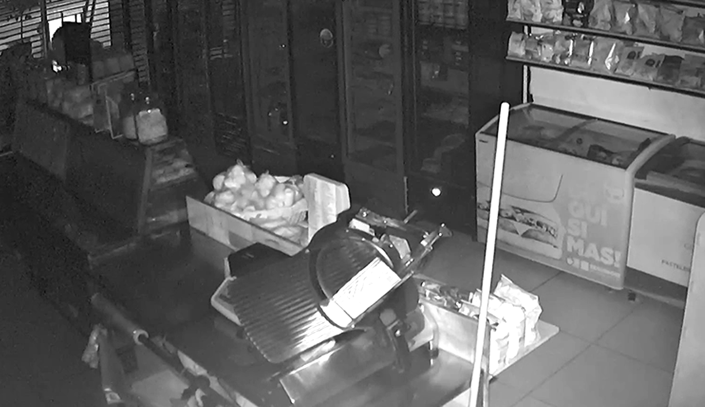 Un ladrón forzó un candado y robó en una fiambrería en tiempo récord | Córdoba