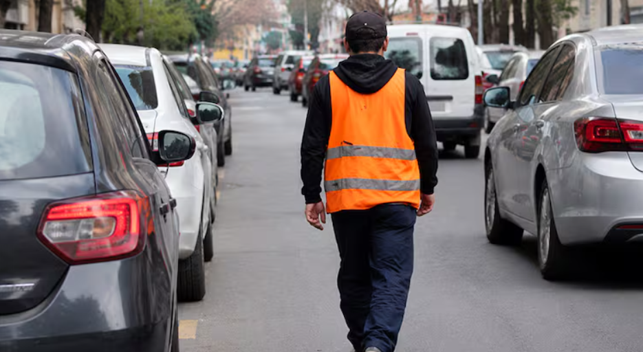 Los “naranjitas” podrían pasar a ser constatadores con uniforme marrón y pagos mediante QR | Córdoba