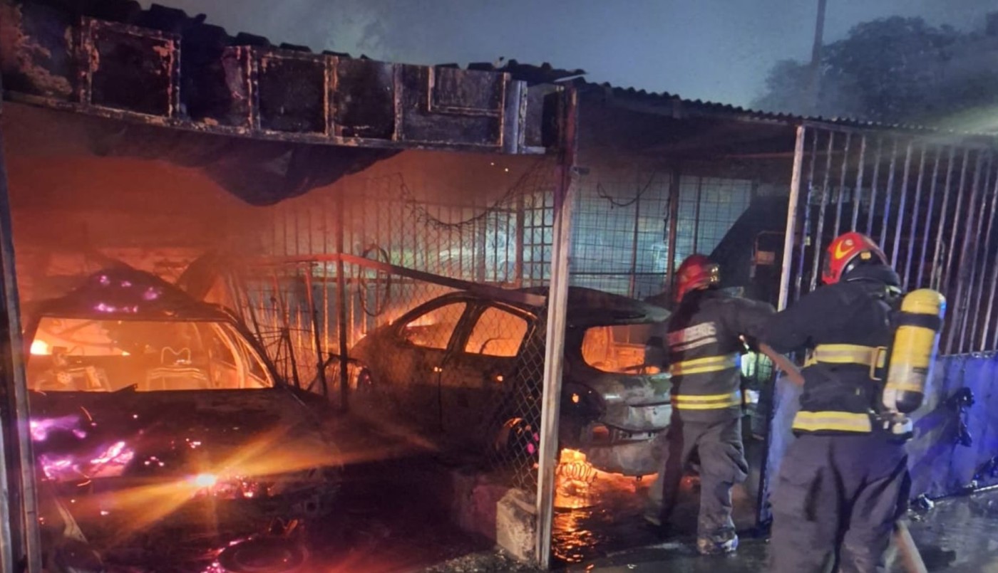 Voraz incendio en un merendero de barrio SEP: destruyó vehículos y causó importantes daños | Córdoba
