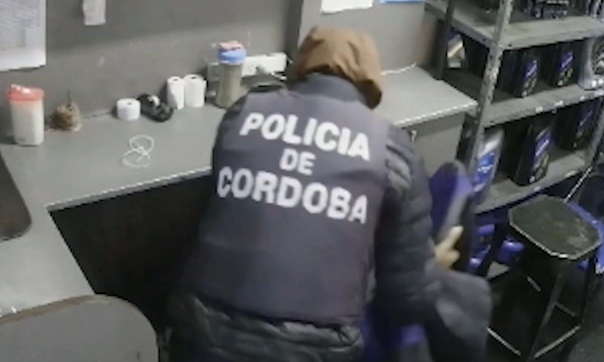 Disfrazado de policía asaltó a un playero y lo dejó atado en una estación de Córdoba | Córdoba
