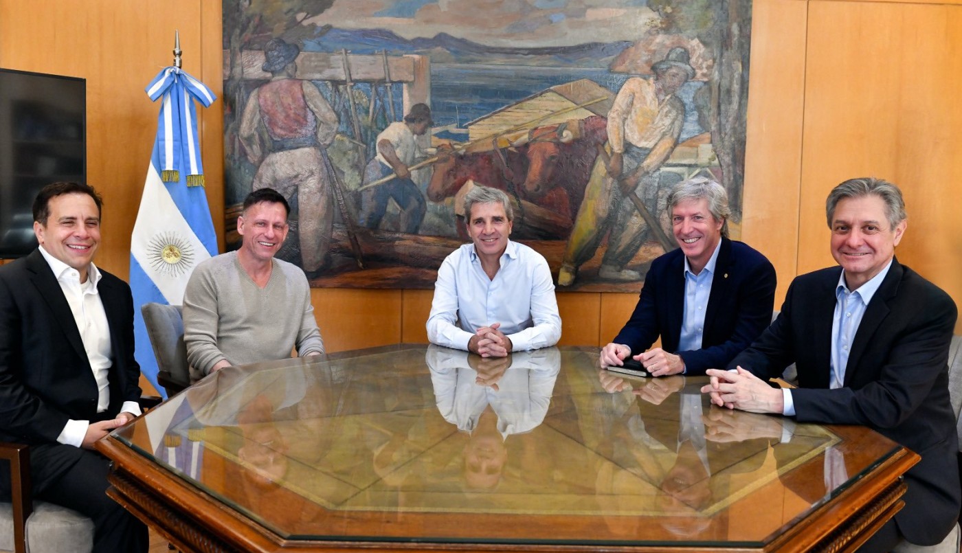 Luis Caputo recibió al empresario tecnológico Peter Thiel en el Ministerio de Economía | Política y economía