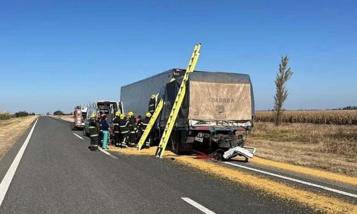 Rescatan a un camionero tras un grave choque por alcance en la autopista Córdoba-Rosario | Córdoba