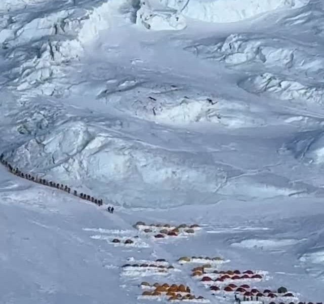 Récord en el Monte Everest: 274 escaladores llegaron a la cima en un solo día | Internacionales