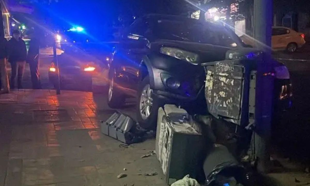 Violento choque en Nueva Córdoba: una camioneta derribó un semáforo y casi atropella a un hombre | Córdoba