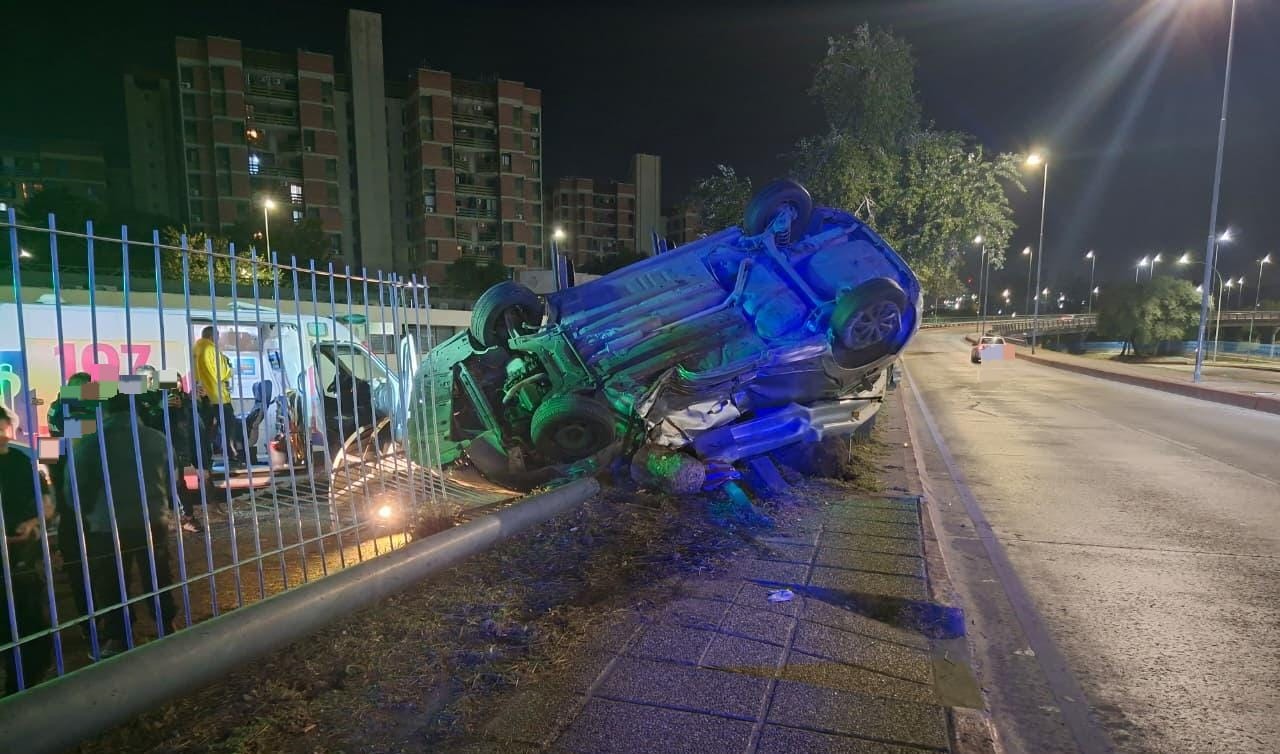 Un auto volcó tras impactar contra el Ministerio de Ciencia y Tecnología | Córdoba