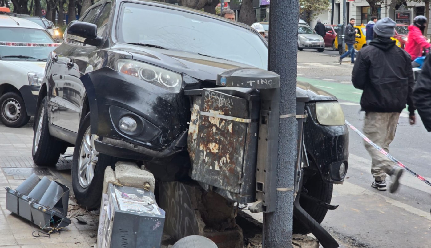 Una camioneta terminó sobre la vereda y el conductor sobrevivió | Córdoba