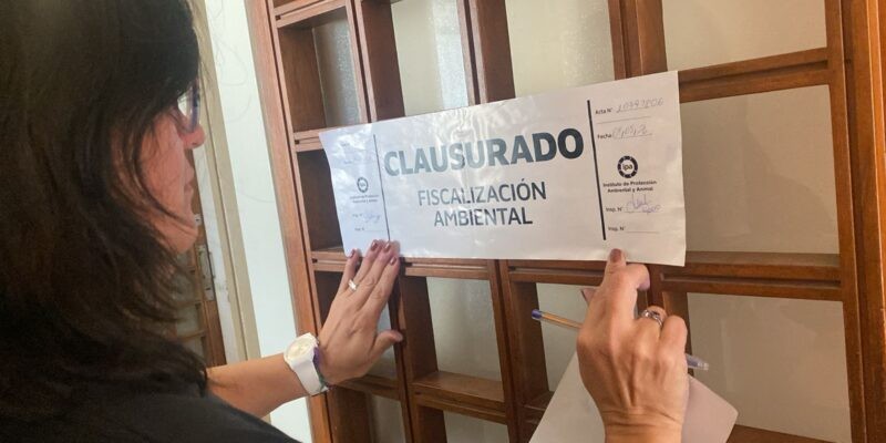 Clausura a un consultorio por mala disposición de residuos patógenos en la vía publica | Córdoba