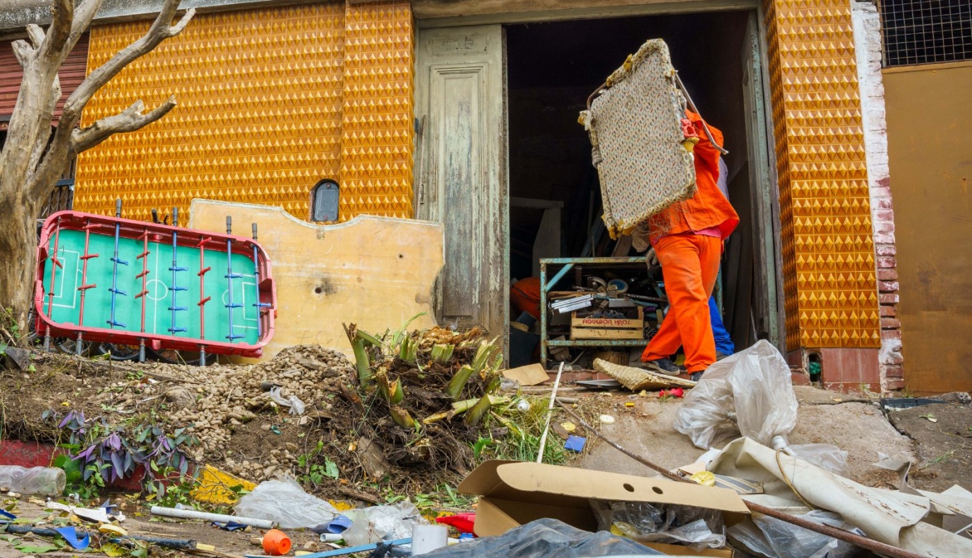 Retiran 805 toneladas de basura de una casa en barrio Alberdi tras denuncia de vecinos | Córdoba