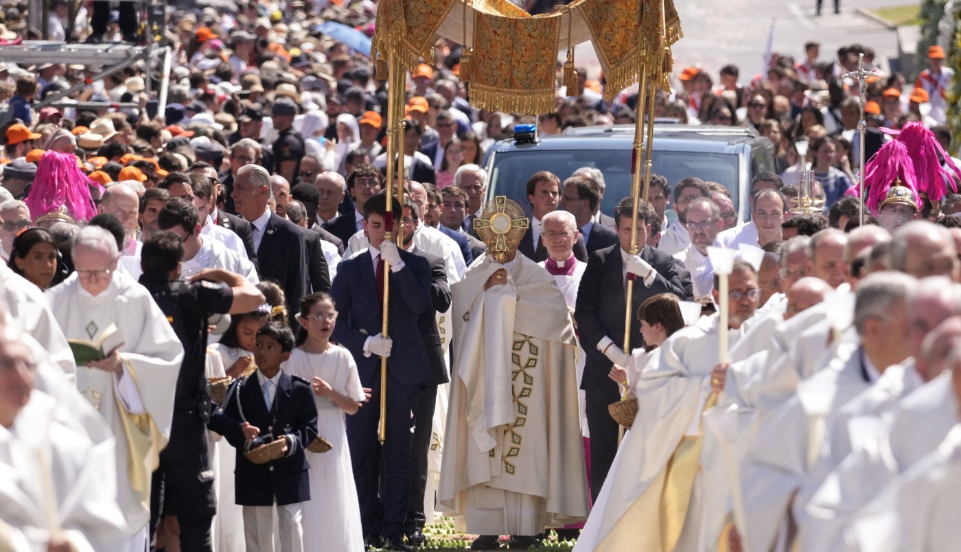 León XIV encabezó una multitudinaria misa en Madrid ante miles de fieles católicos | Internacionales