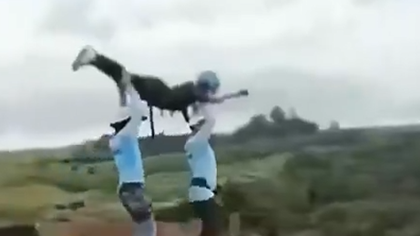 Tragedia en Brasil: una joven murió tras ser lanzada al vacío sin protección adecuada | Internacionales