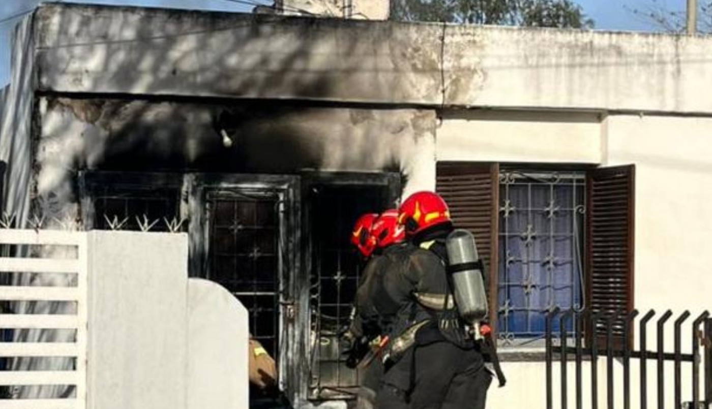 Incendio en barrio Parque Don Bosco: bomberos evitaron que las llamas se propagaran y rescataron una mascota | Córdoba
