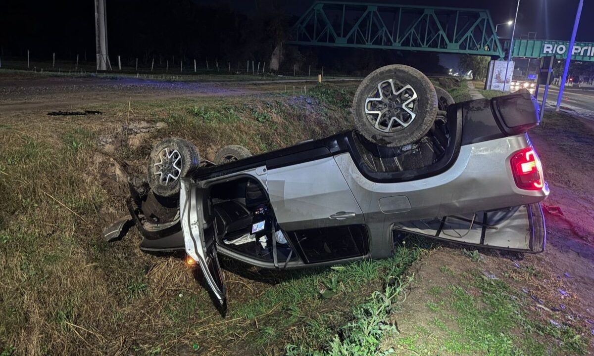 Vuelco en Río Primero: una camioneta despistó y terminó dentro de un canal | Córdoba