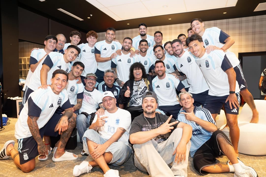 “La Mona” se reunió con jugadores argentinos en Kansas a horas del debut ante Argelia | Deportes