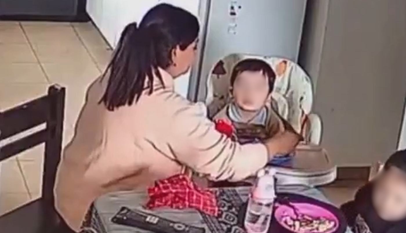 Jesús María: una madre descubrió por las cámaras que la niñera maltrataba a sus hijos en casa | Córdoba