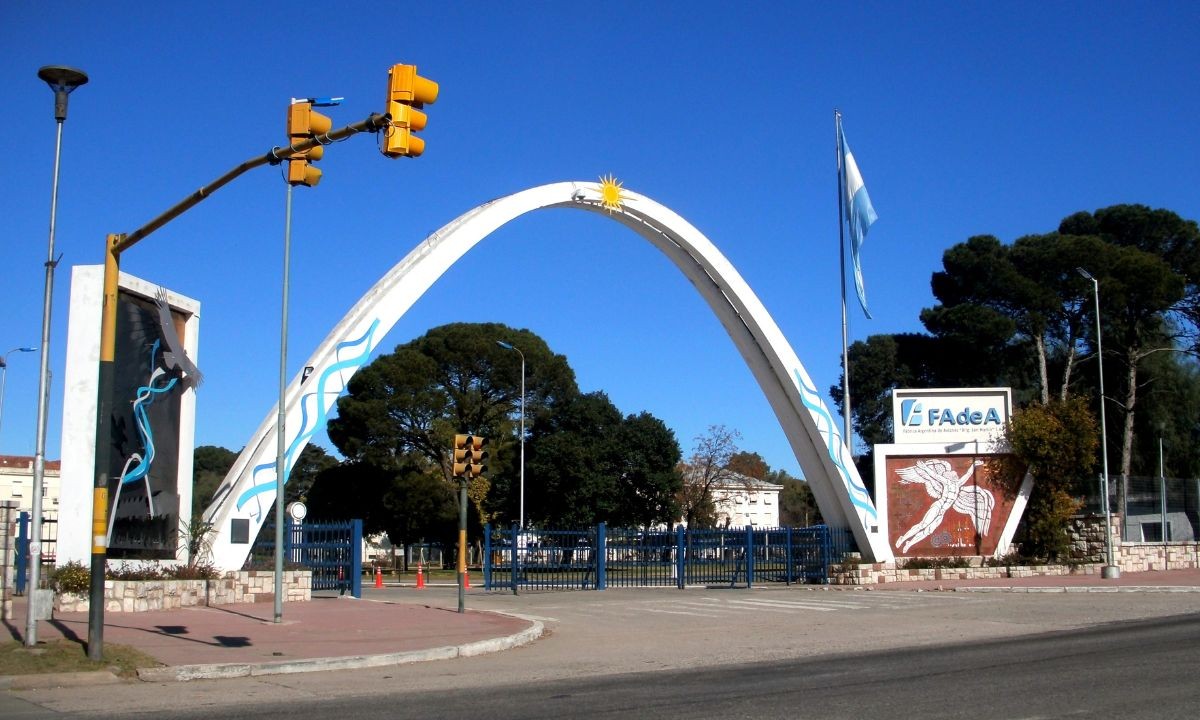 Trabajadores de FAdeA se manifiestan ante el temor por el futuro de la fábrica | Córdoba
