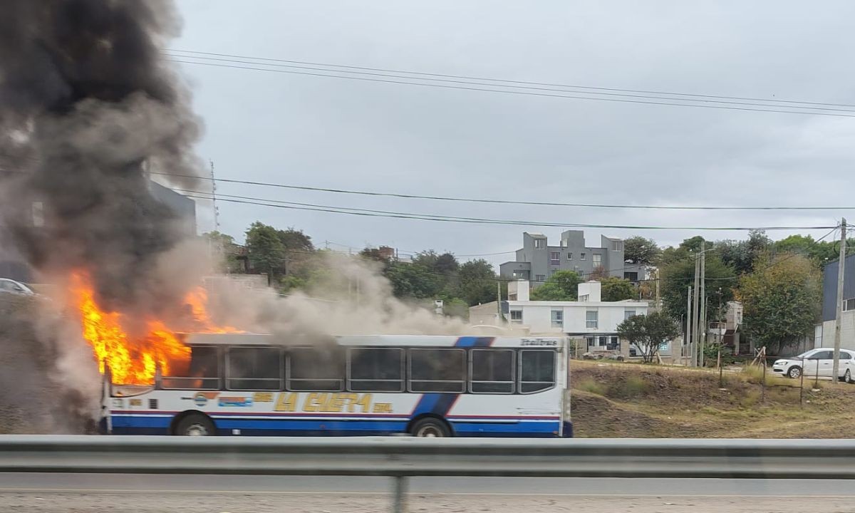 Un colectivo se incendió en la entrada a La Calera y generó complicaciones en el tránsito | Córdoba