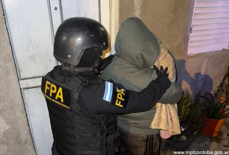 Dos detenidos y drogas secuestradas tras allanamiento en Villa El Libertador | Córdoba