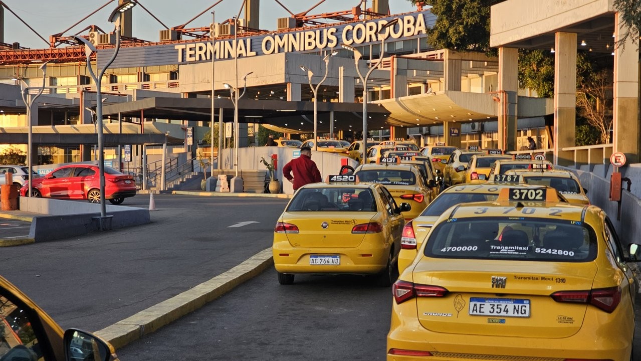Taxistas protestan en la Terminal y apuntan contra el municipio por el control de apps | Córdoba