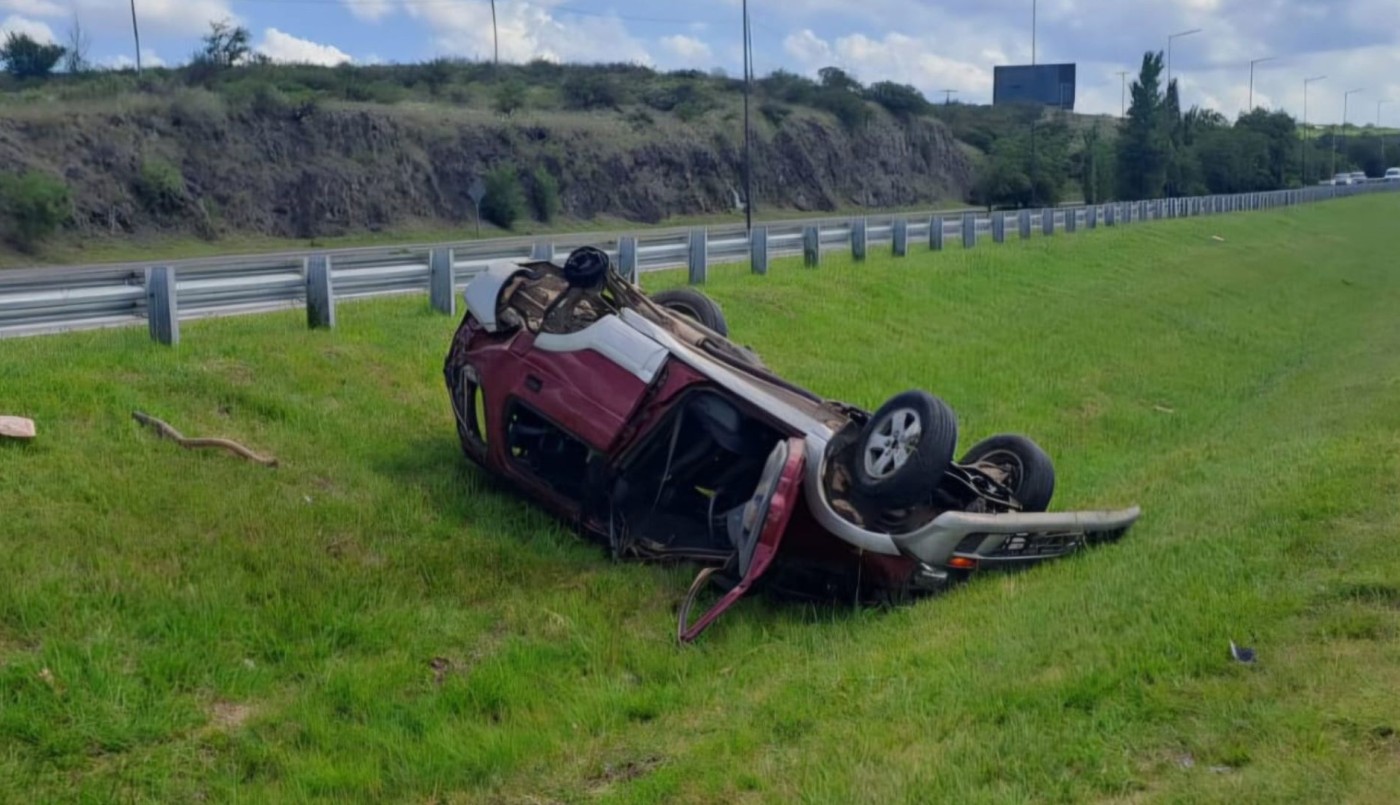 Accidente en la autopista Córdoba–Carlos Paz: un conductor terminó hospitalizado | Córdoba