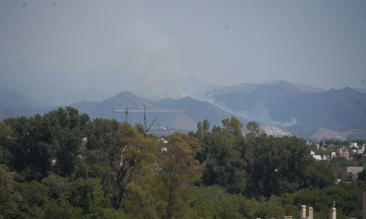 Bomberos combaten un incendio de gran magnitud entre Saldán y La Calera | Córdoba