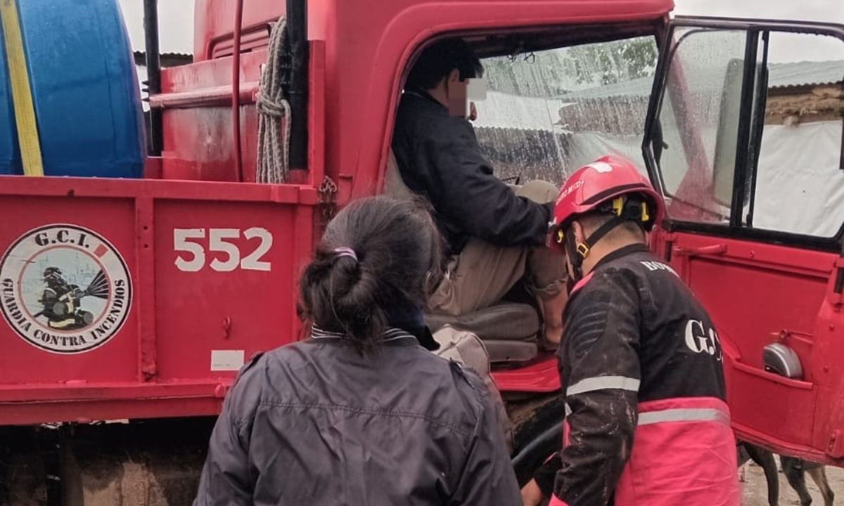 Bomberos y médicos rescatan a un vecino aislado por las lluvias en Río Seco | Córdoba