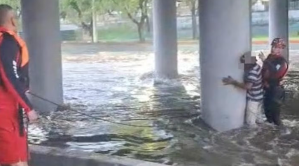 Quedó varado por la crecida bajo el puente 24 de Septiembre y fue rescatado por el DUAR | Córdoba