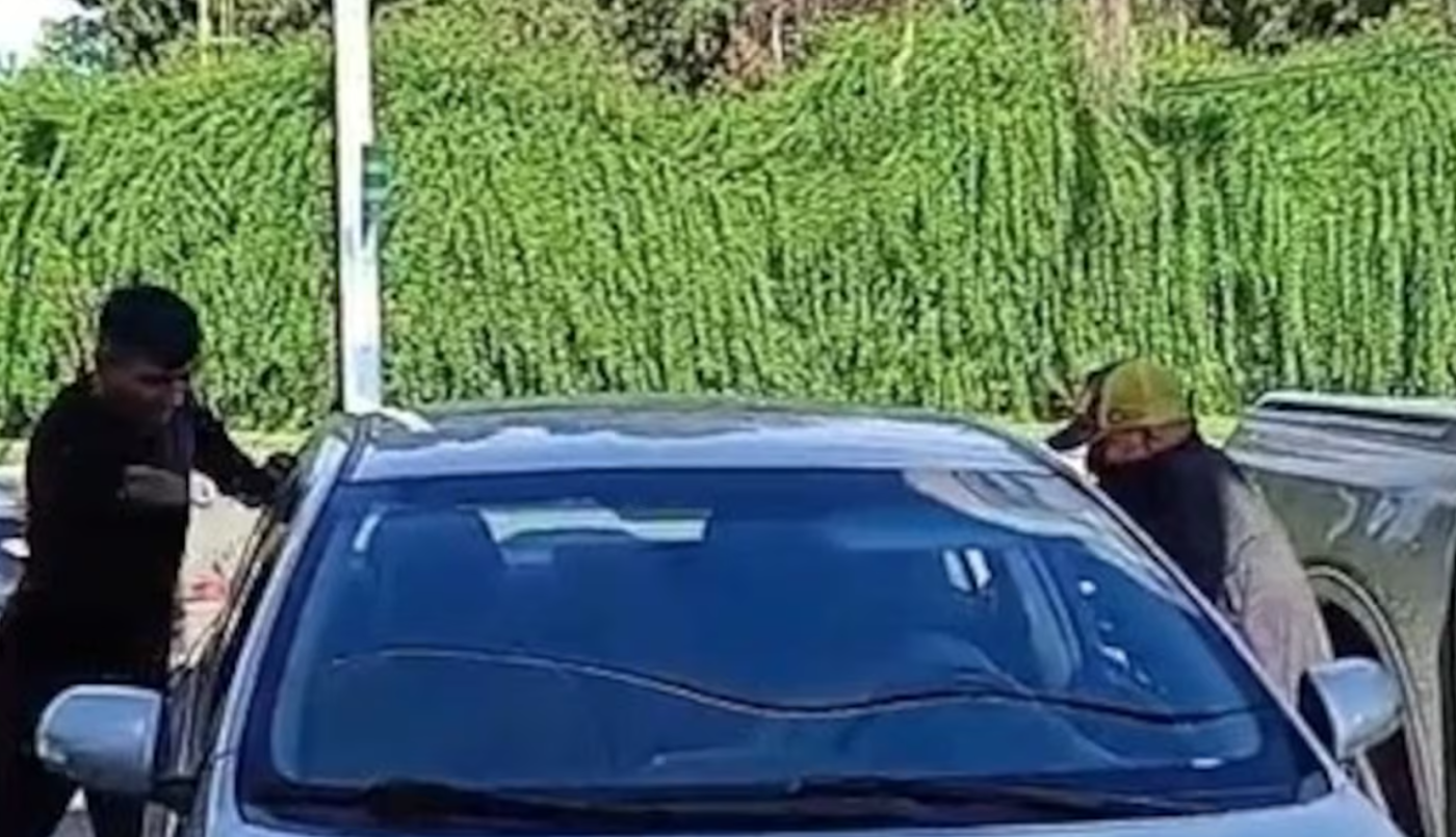 Violento robo en barrio Kennedy: rompieron los vidrios de un auto a plena luz del día y huyeron | Córdoba