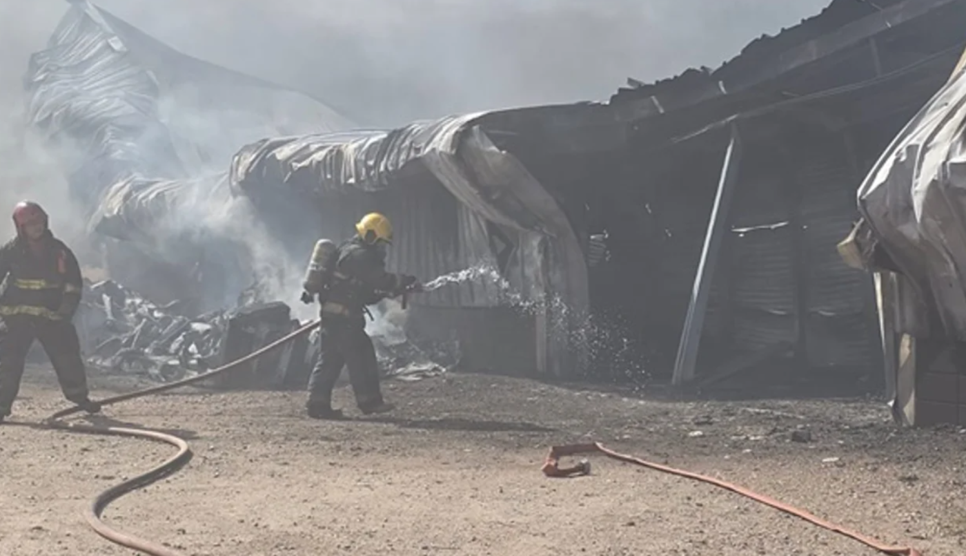 Gran Parque: voraz incendio destruyó un depósito de piletas y derrumbó el techo del galpón | Córdoba