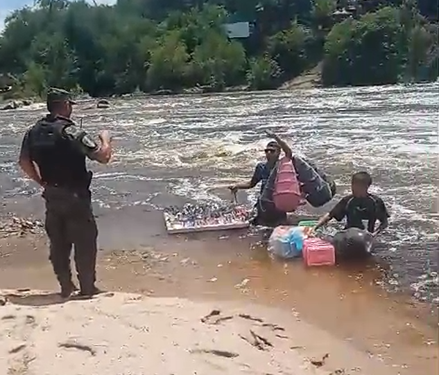 Tensión en Playas de Oro: un vendedor se metió al río en crecida junto a su hijo durante un control | Córdoba