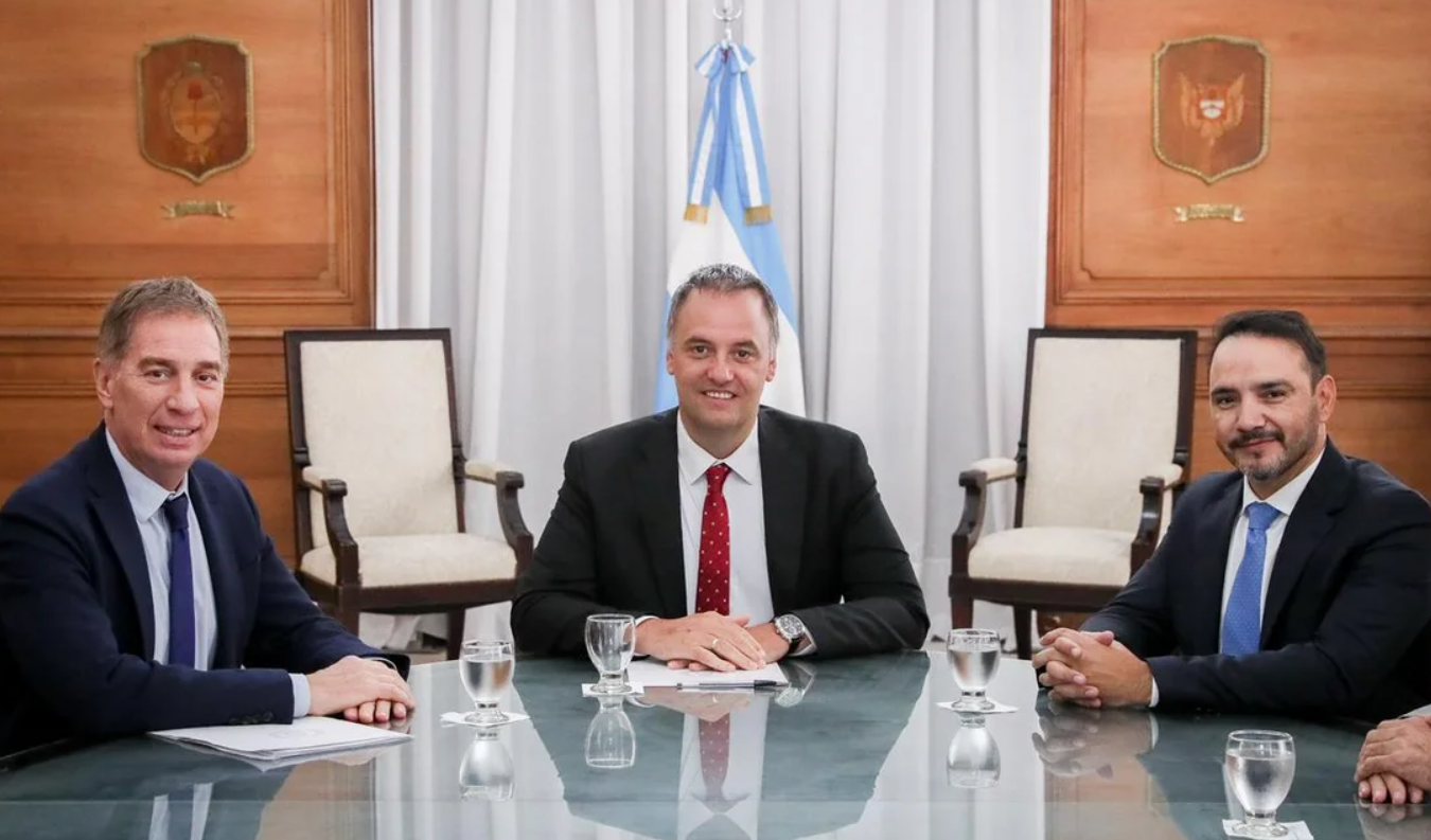 Manuel Adorni se reunió con el gobernador correntino en plena negociación por reformas | Política y economía