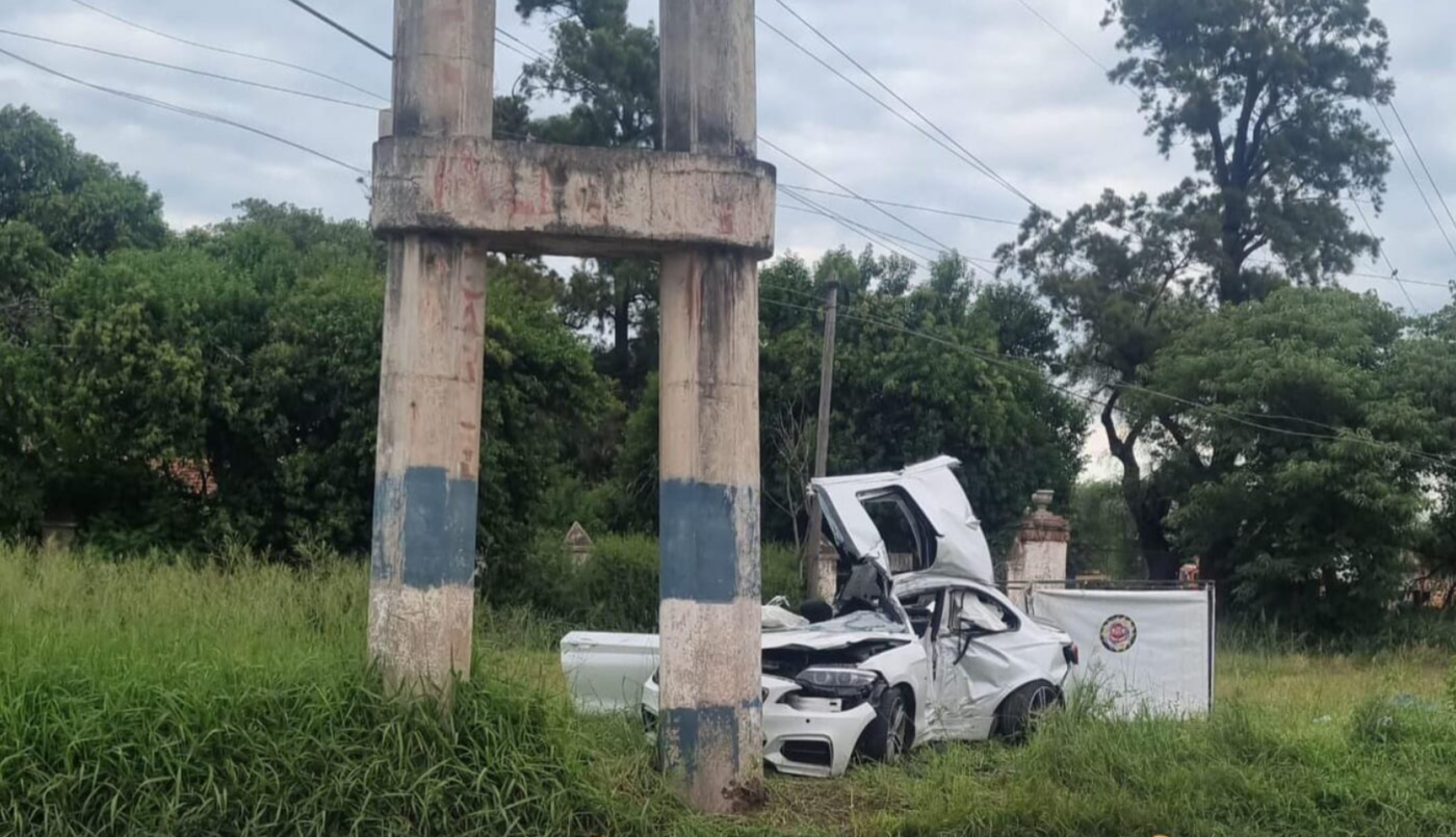 Tragedia vial: dos jóvenes perdieron la vida tras chocar su auto contra un poste | Córdoba